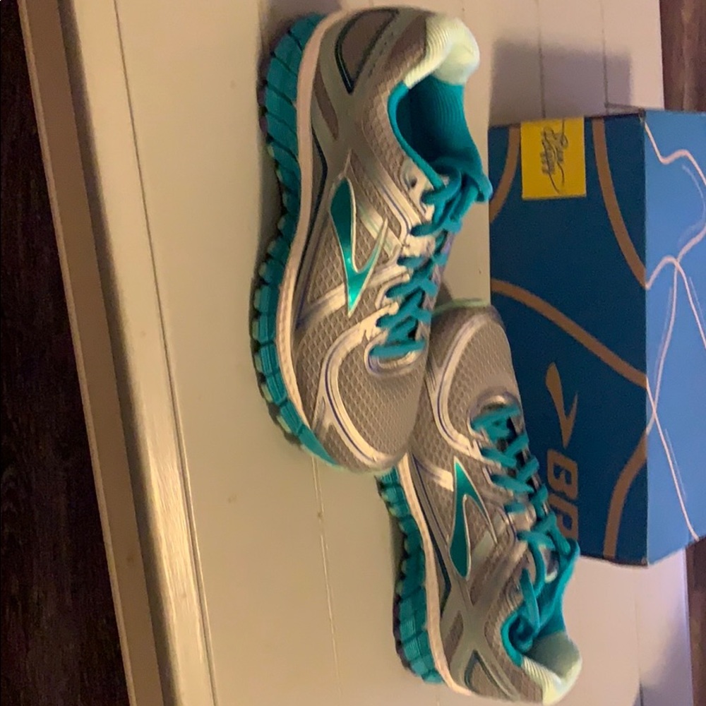 Brooks Adrenaline GTS 16 size 7D Wide Woman’s